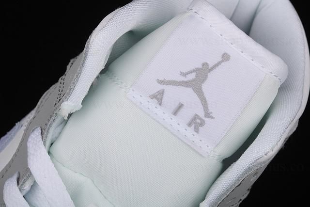Air Jordan 1 AJ1 Mid – Wolf Grey