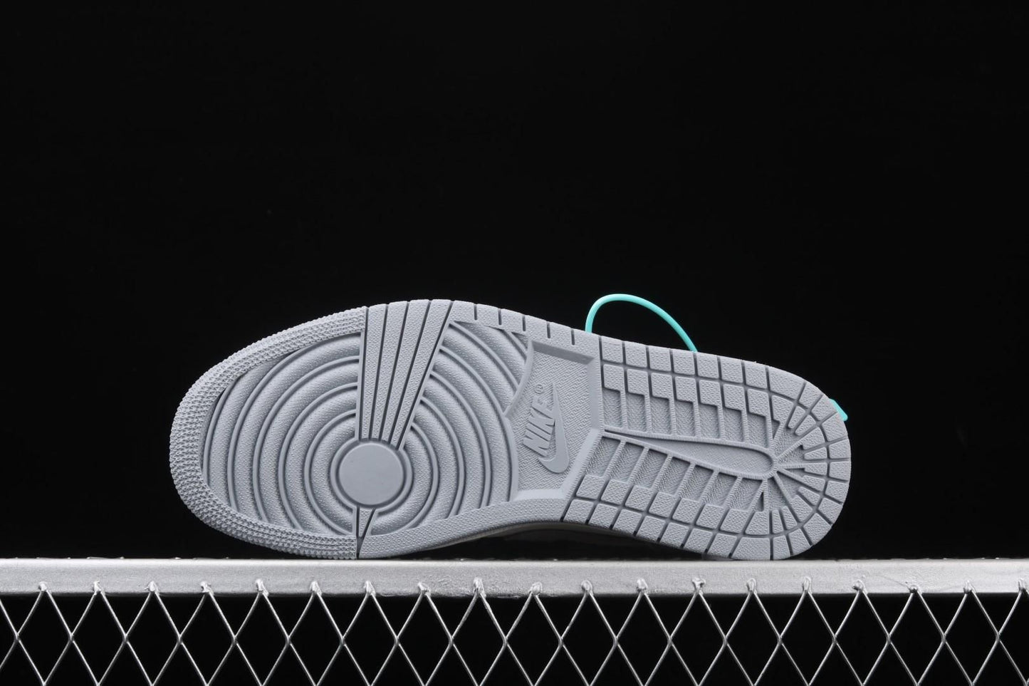 Air Jordan 1 AJ1 Mid – Sneakersnstuff